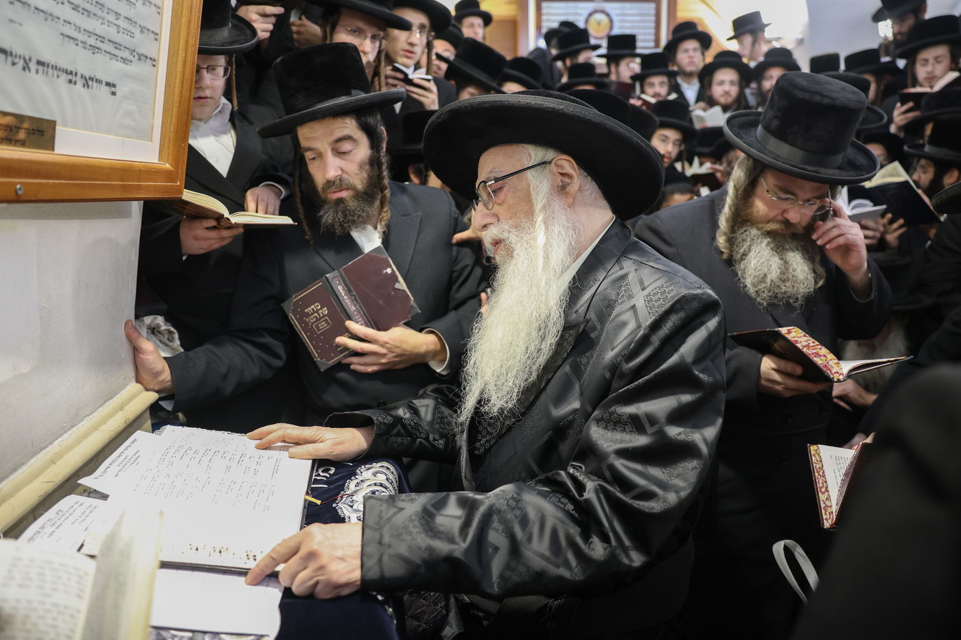 האדמו"ר מצאנז בתפילה באתרא קדישא מירון