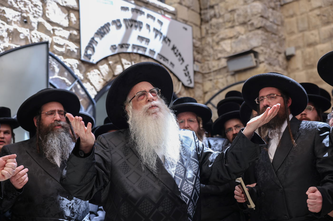 האדמו"ר מצאנז בתפילה באתרא קדישא מירון