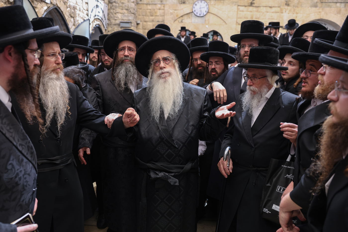 האדמו"ר מצאנז בתפילה באתרא קדישא מירון