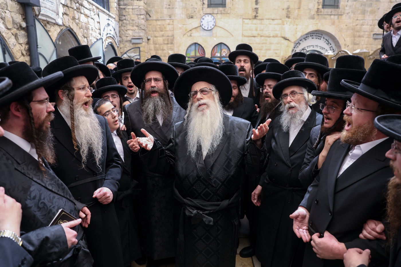 האדמו"ר מצאנז בתפילה באתרא קדישא מירון