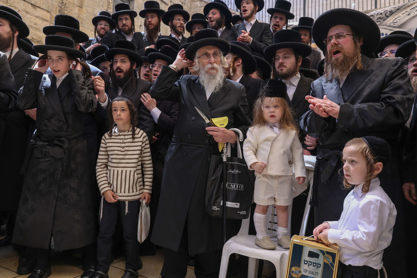 האדמו"ר מצאנז בתפילה באתרא קדישא מירון