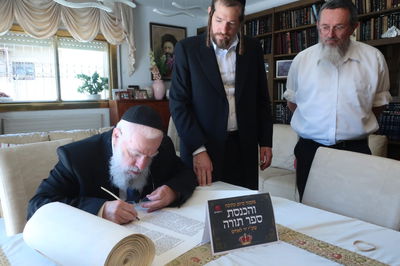 כתיבת אותיות בספר התורה של יד לאחים