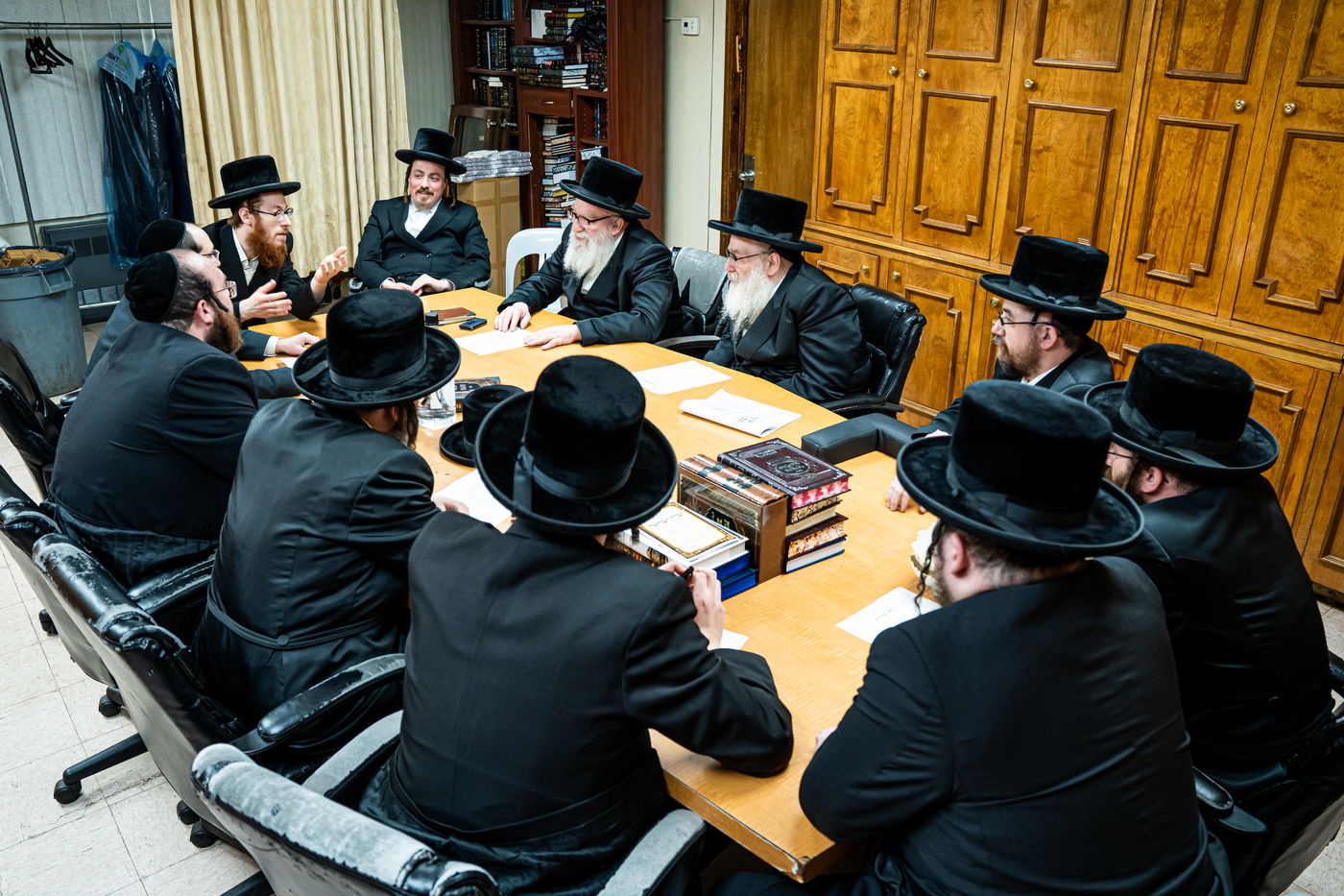 הרה"צ רבי אהרן מענדיל והרה"צ רבי יצחק טווערסקי בסיור בשטח הישיבה