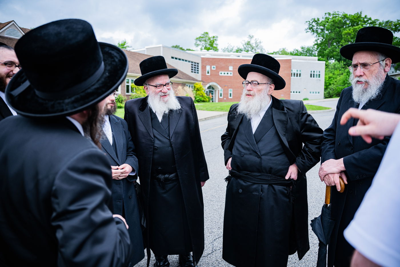 הרה"צ רבי אהרן מענדיל והרה"צ רבי יצחק טווערסקי בסיור בשטח הישיבה
