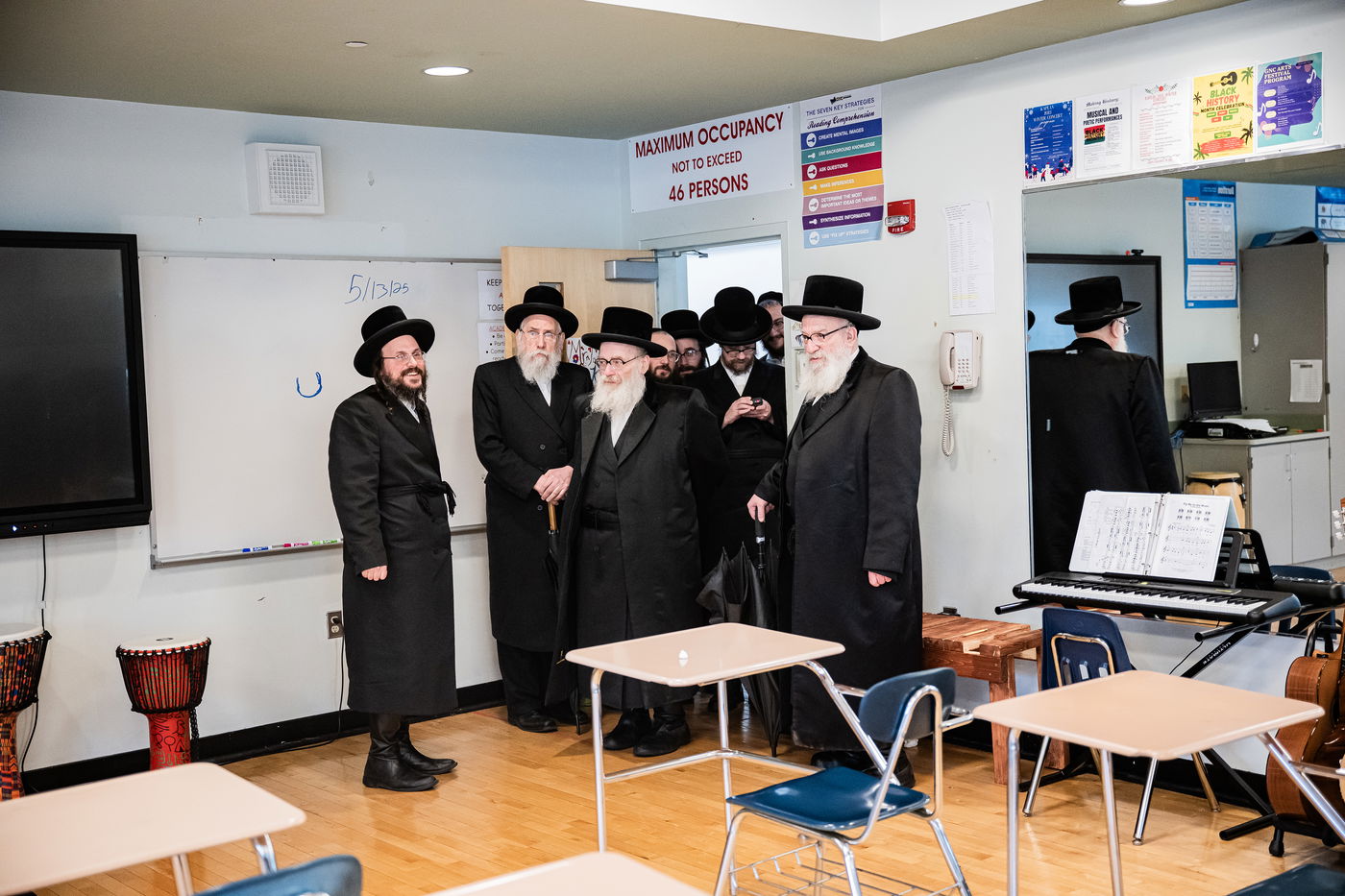 הרה"צ רבי אהרן מענדיל והרה"צ רבי יצחק טווערסקי בסיור בשטח הישיבה