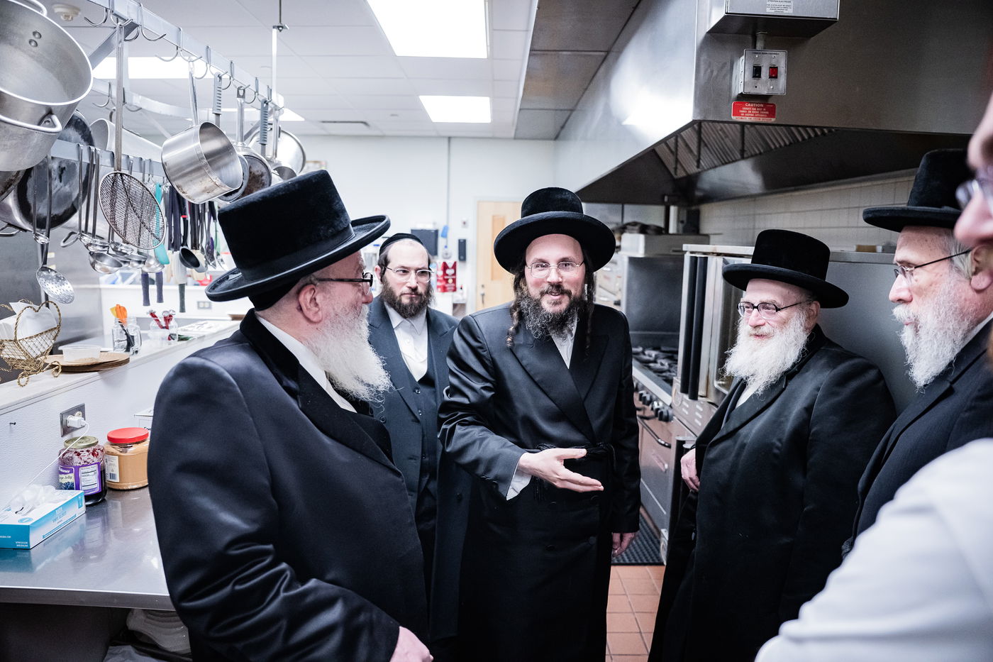 הרה"צ רבי אהרן מענדיל והרה"צ רבי יצחק טווערסקי בסיור בשטח הישיבה