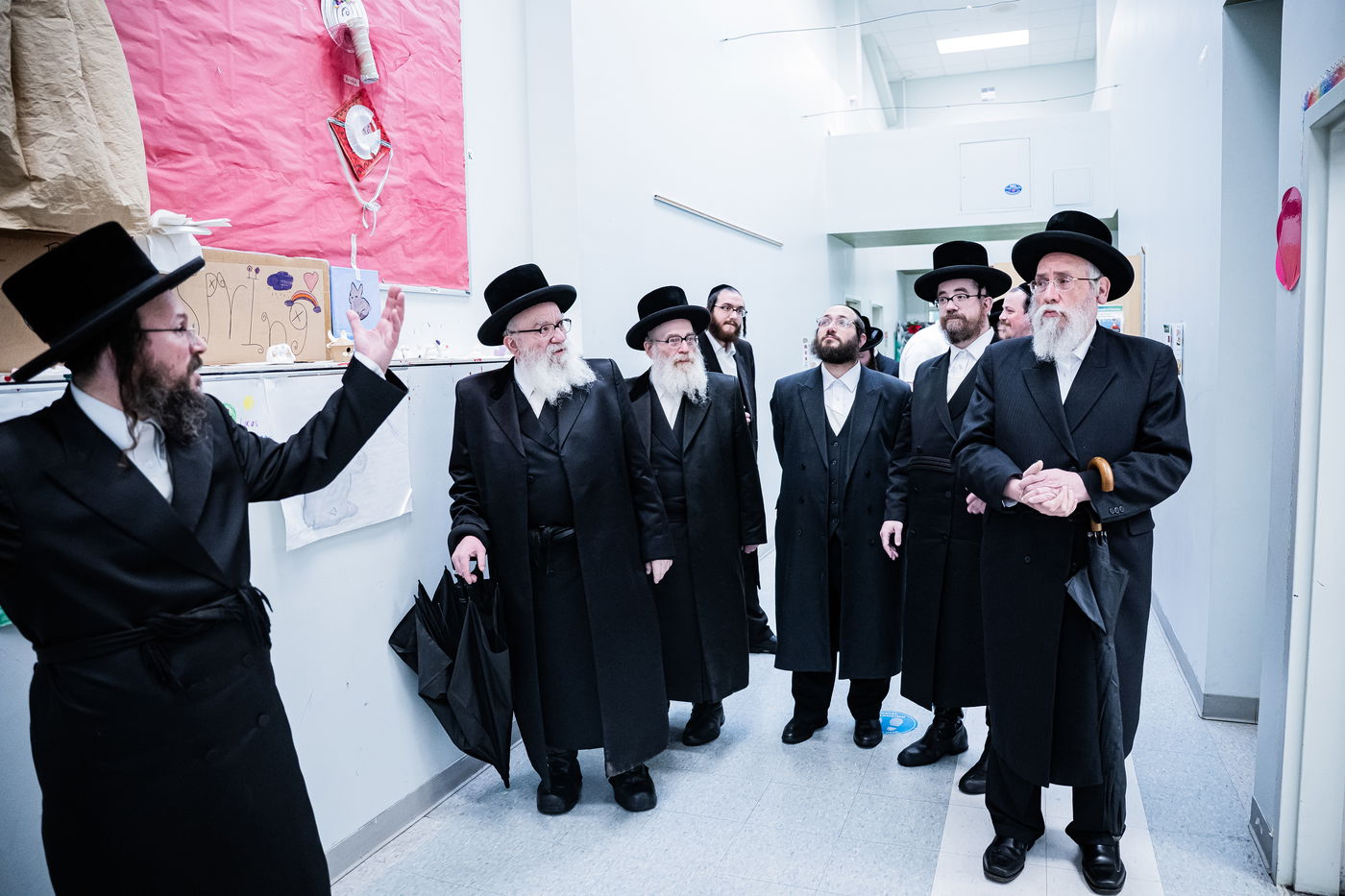 הרה"צ רבי אהרן מענדיל והרה"צ רבי יצחק טווערסקי בסיור בשטח הישיבה