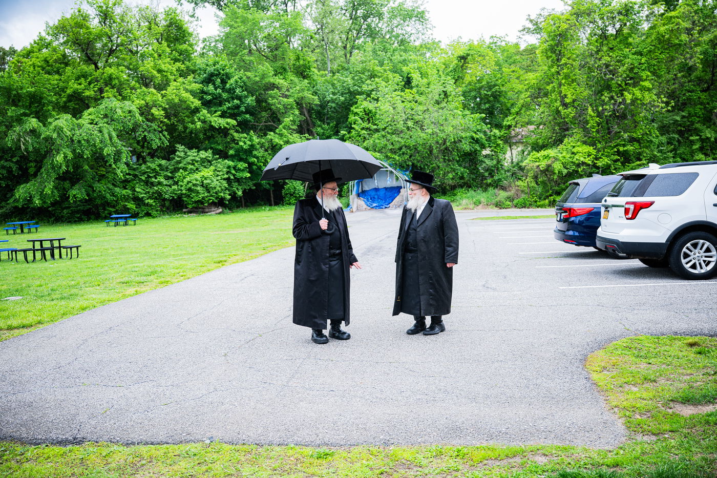הרה"צ רבי אהרן מענדיל והרה"צ רבי יצחק טווערסקי בסיור בשטח הישיבה