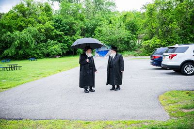 הרה"צ רבי אהרן מענדיל והרה"צ רבי יצחק טווערסקי בסיור בשטח הישיבה