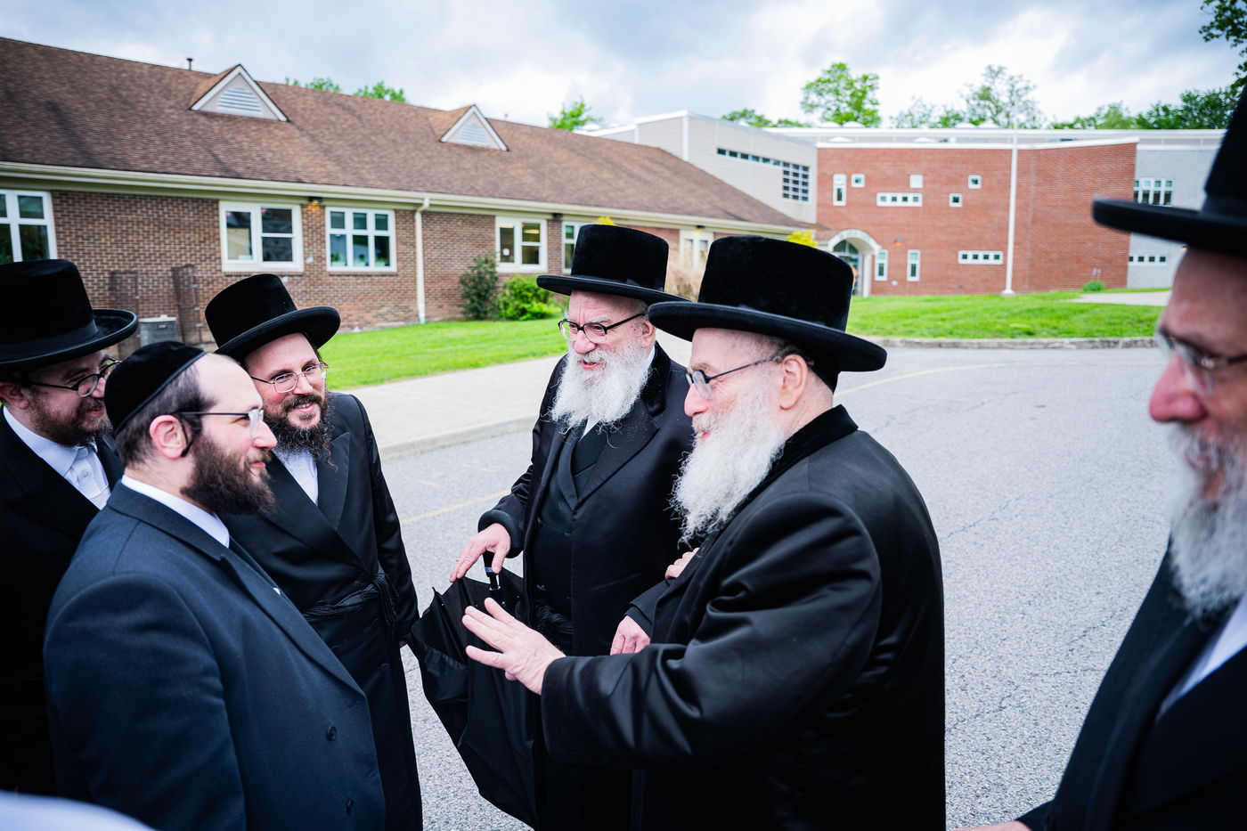 הרה"צ רבי אהרן מענדיל והרה"צ רבי יצחק טווערסקי בסיור בשטח הישיבה