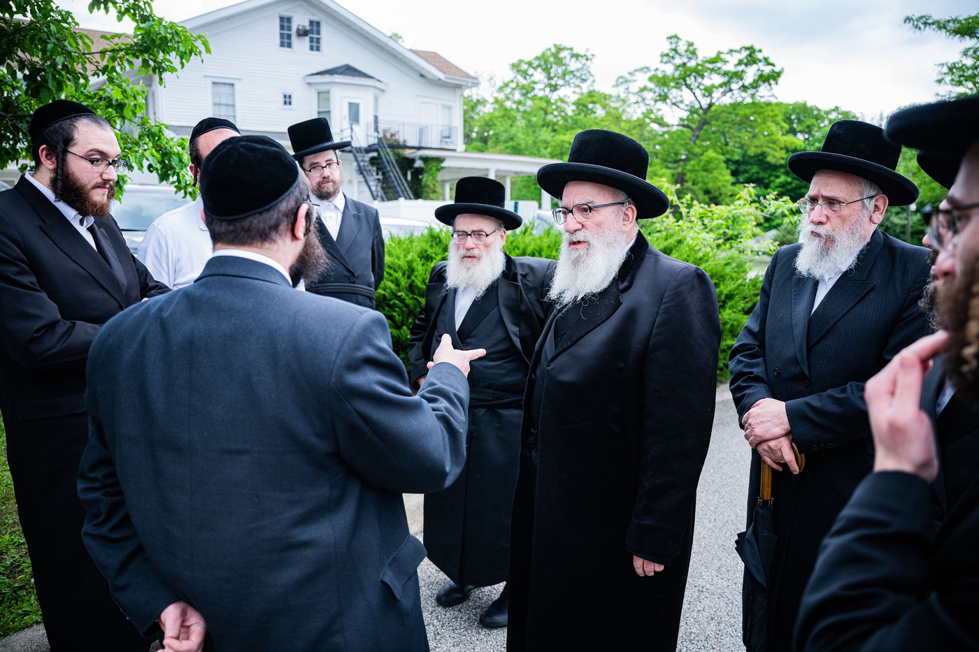 הרה"צ רבי אהרן מענדיל והרה"צ רבי יצחק טווערסקי בסיור בשטח הישיבה
