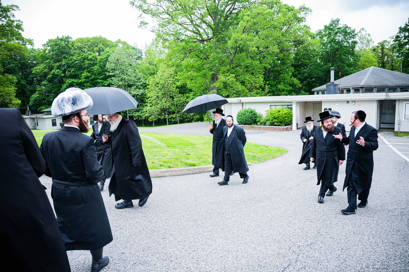 הרה"צ רבי אהרן מענדיל והרה"צ רבי יצחק טווערסקי בסיור בשטח הישיבה