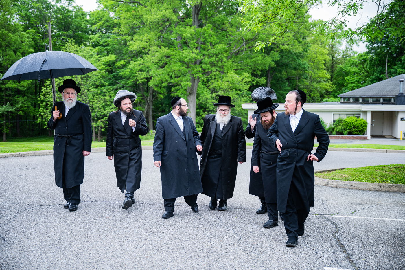 הרה"צ רבי אהרן מענדיל והרה"צ רבי יצחק טווערסקי בסיור בשטח הישיבה