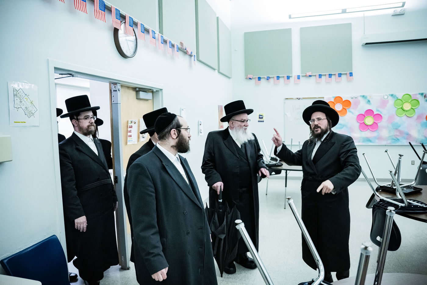 הרה"צ רבי אהרן מענדיל והרה"צ רבי יצחק טווערסקי בסיור בשטח הישיבה