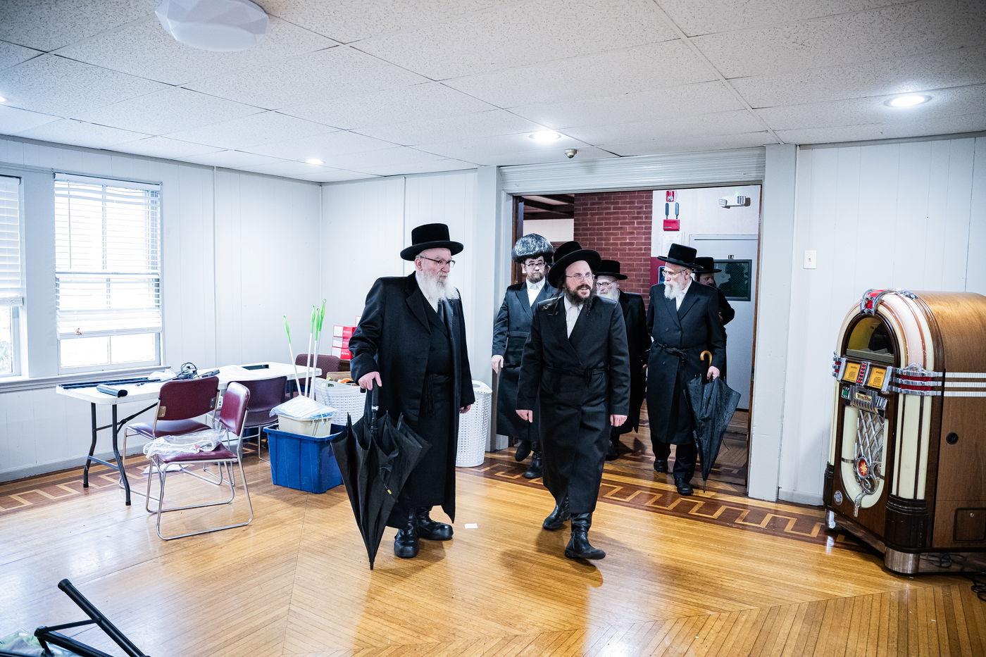 הרה"צ רבי אהרן מענדיל והרה"צ רבי יצחק טווערסקי בסיור בשטח הישיבה