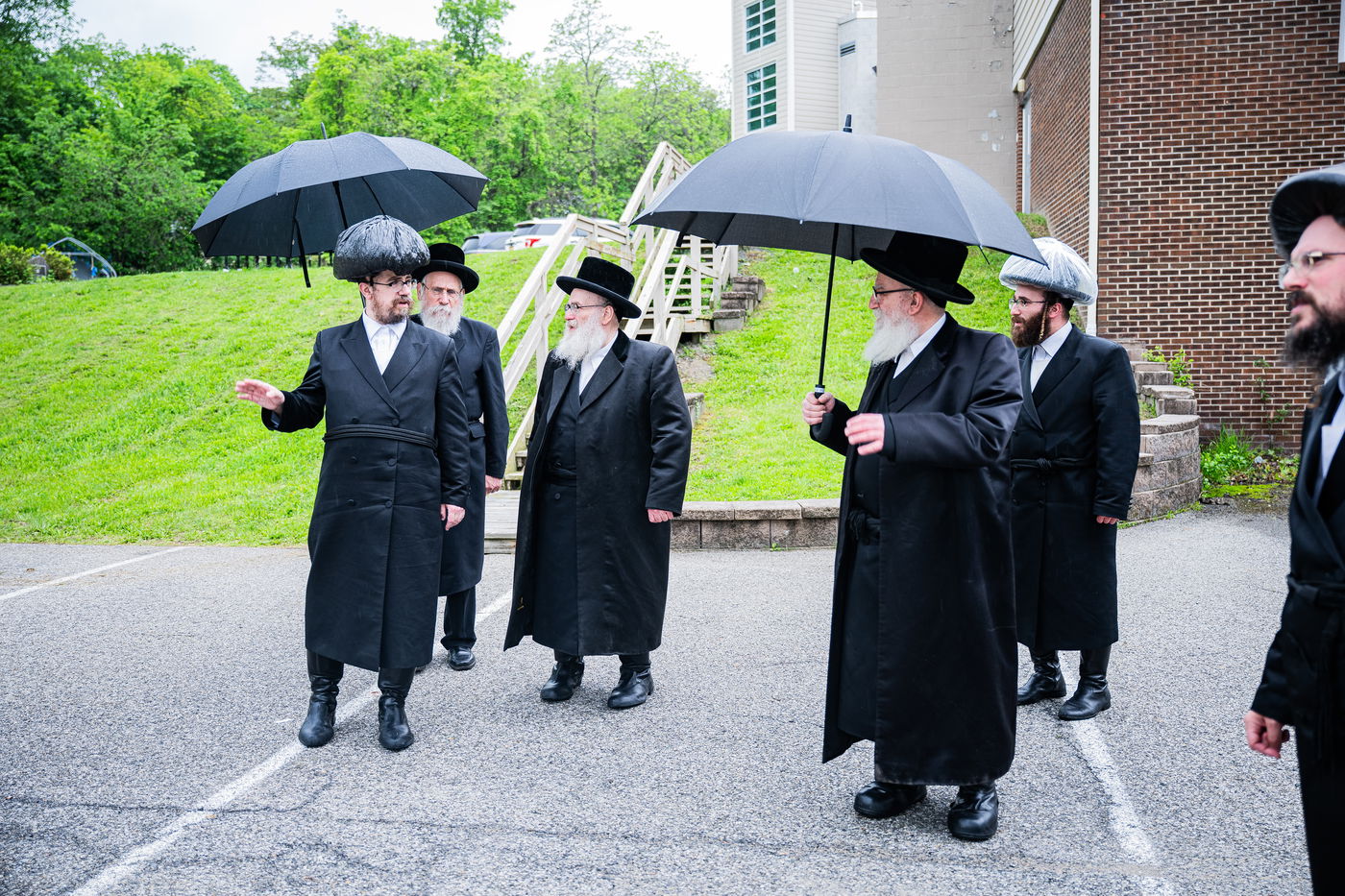 הרה"צ רבי אהרן מענדיל והרה"צ רבי יצחק טווערסקי בסיור בשטח הישיבה