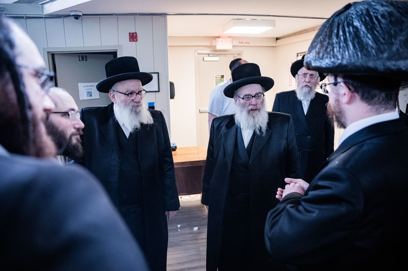 הרה"צ רבי אהרן מענדיל והרה"צ רבי יצחק טווערסקי בסיור בשטח הישיבה