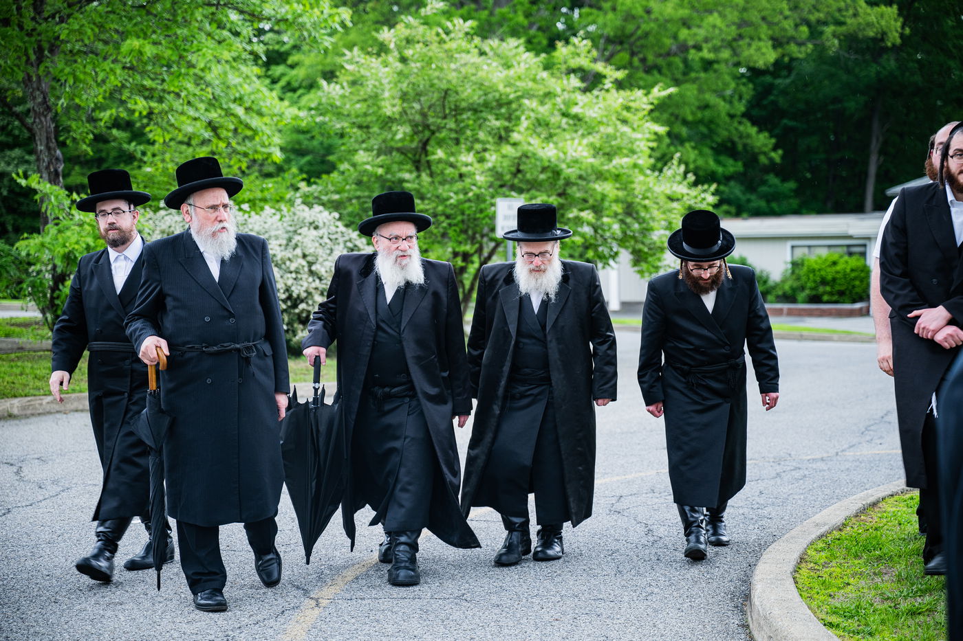 הרה"צ רבי אהרן מענדיל והרה"צ רבי יצחק טווערסקי בסיור בשטח הישיבה