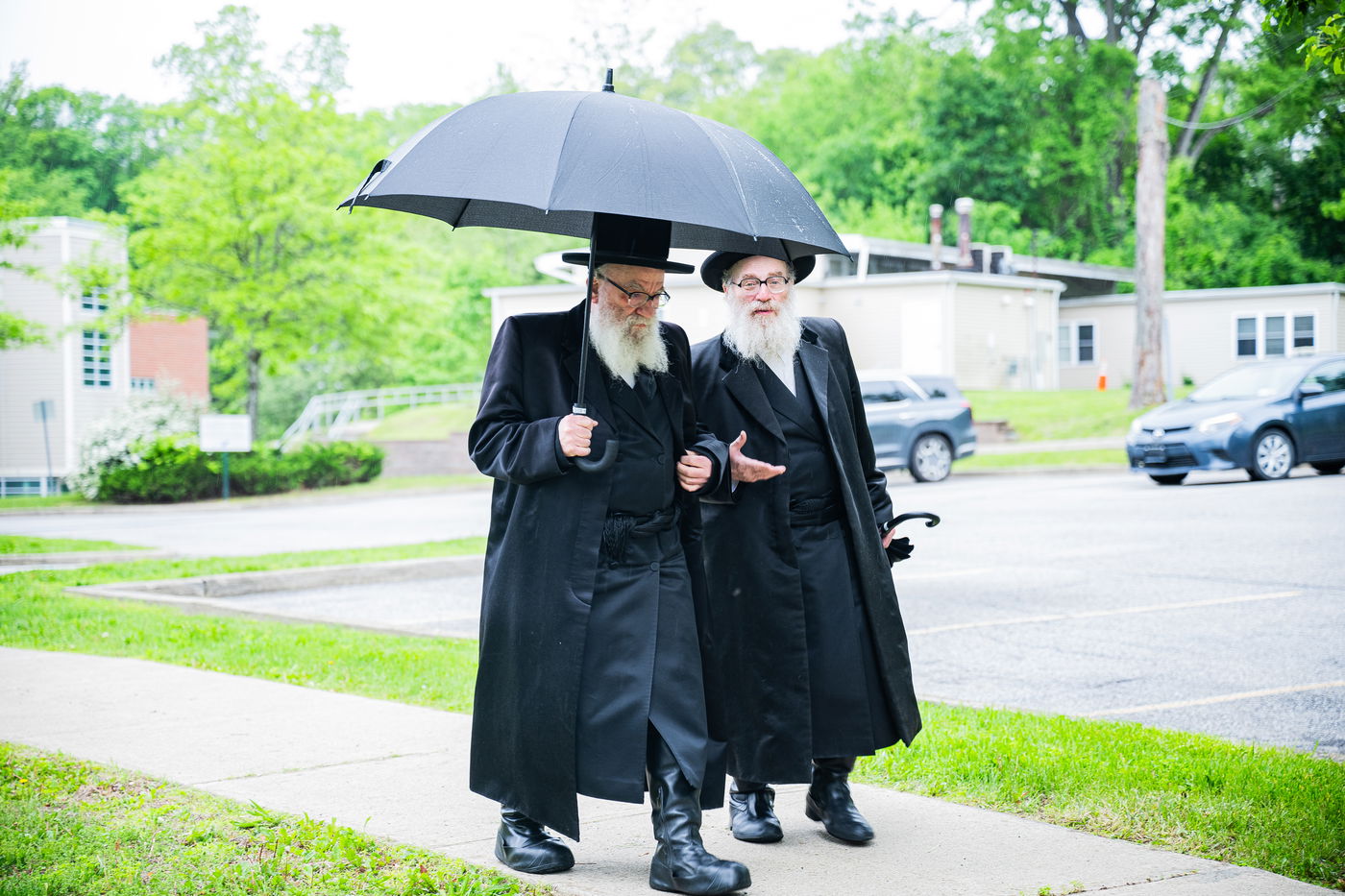 הרה"צ רבי אהרן מענדיל והרה"צ רבי יצחק טווערסקי בסיור בשטח הישיבה
