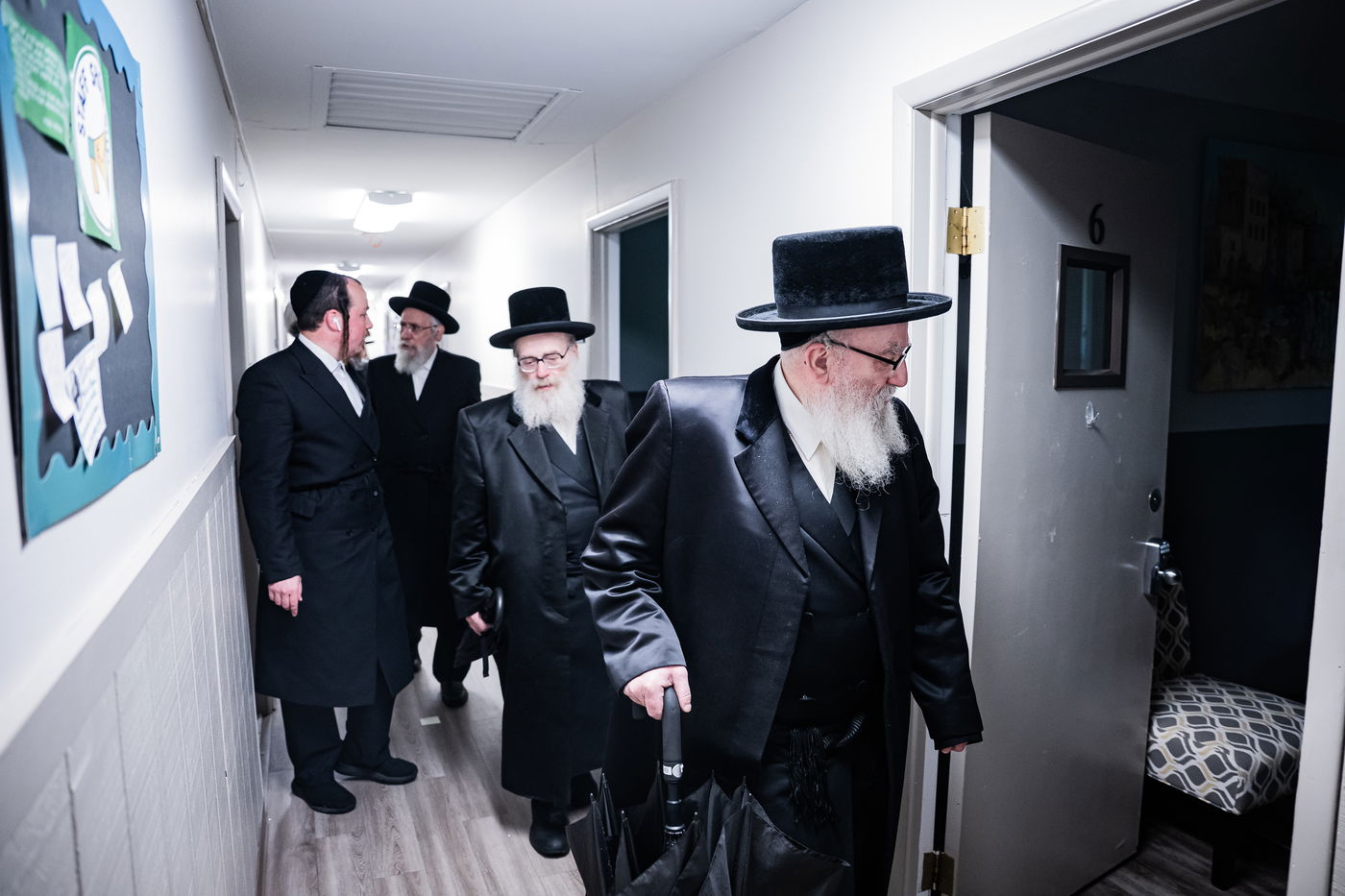 הרה"צ רבי אהרן מענדיל והרה"צ רבי יצחק טווערסקי בסיור בשטח הישיבה