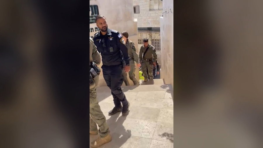 השוטרים מגיעים לקבר רבי חנינא בן דוסא לאחר תקיפת המתפללים