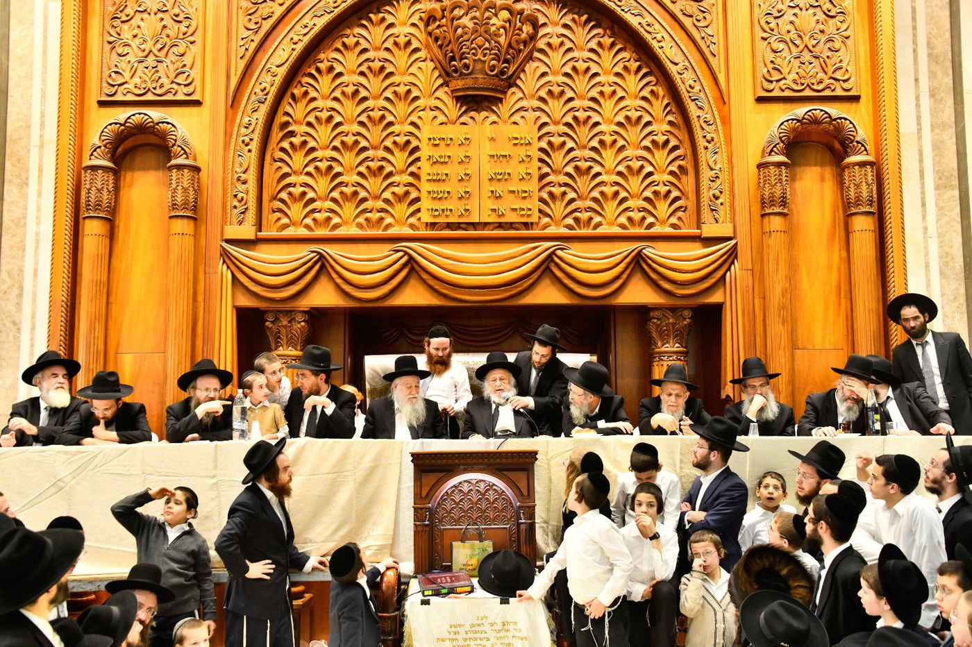 כותבים אות בספר התורה המוהדר