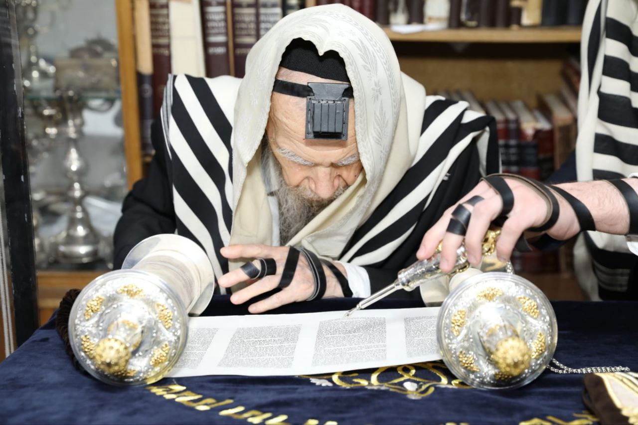 כותבים אות בספר התורה המוהדר