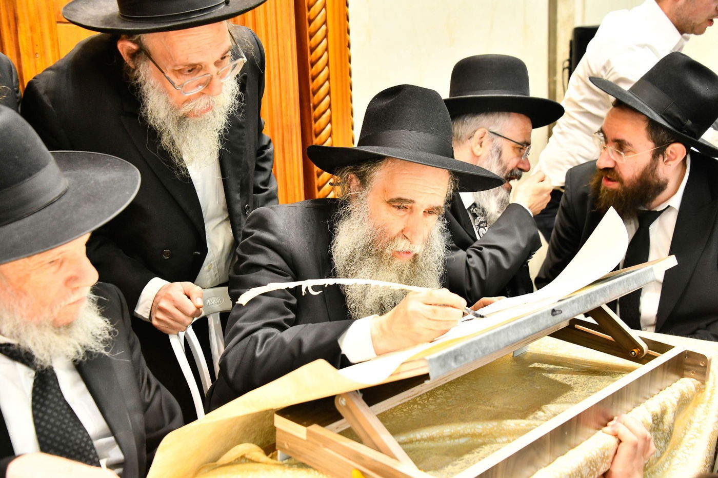 כותבים אות בספר התורה המוהדר