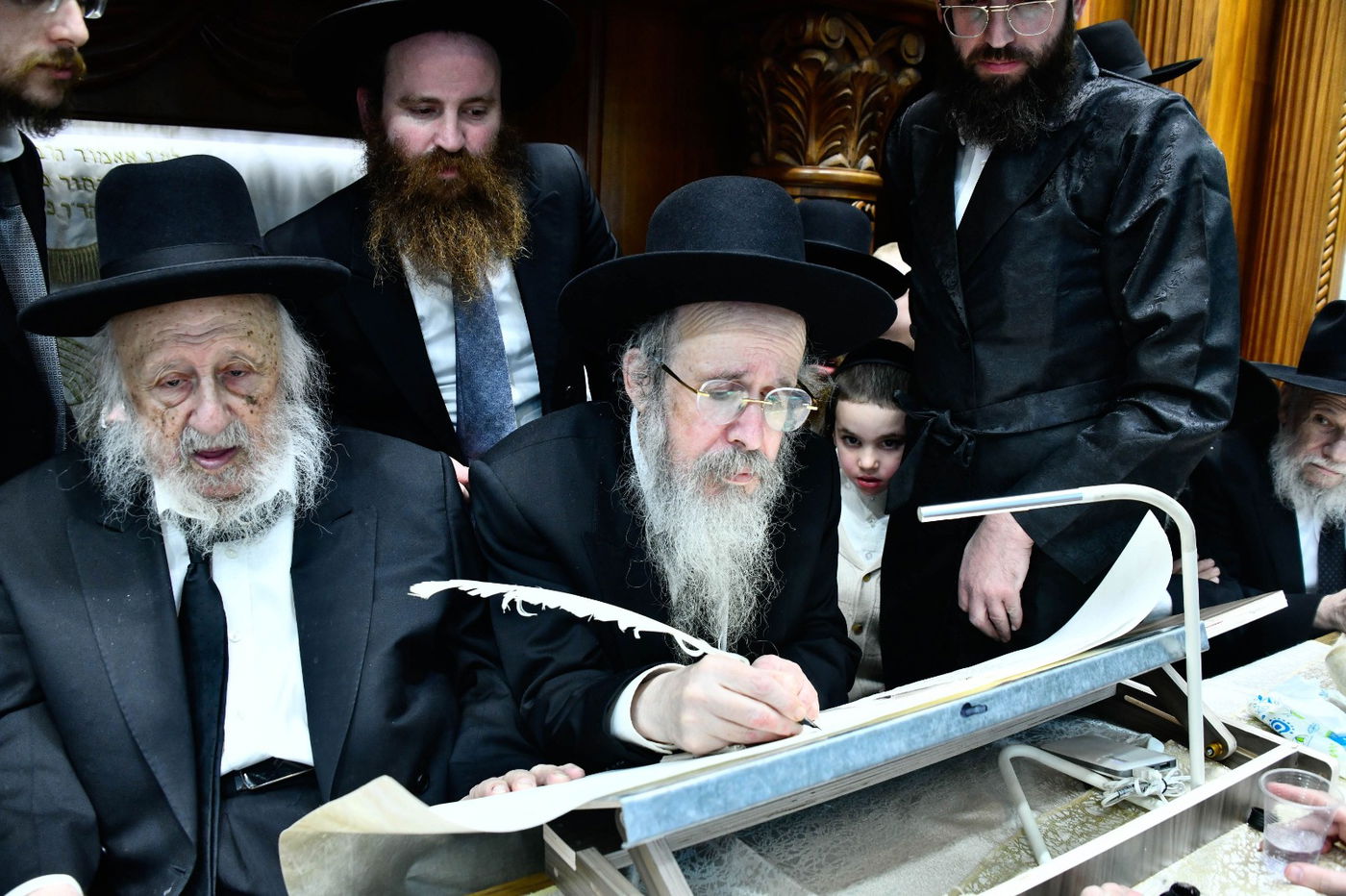 כותבים אות בספר התורה המוהדר