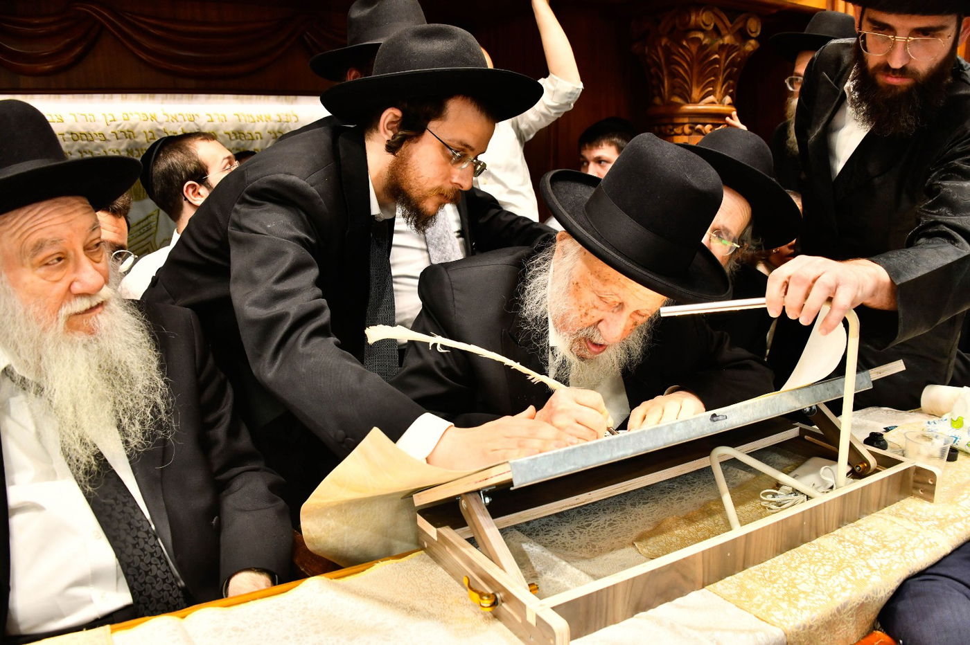 כותבים אות בספר התורה המוהדר