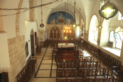 מראה פנימי של בית הכנסת הספרדי ע"ש רבן יוחנן בן זכאי בעיר העתיקה בירושלים, בשנת 1995