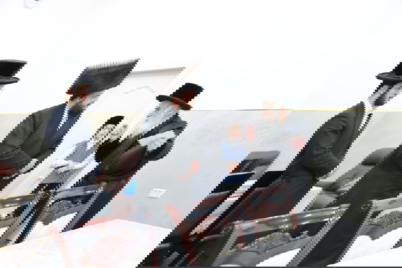 האדמו"ר מויזניץ בהנחת תפילין לבנו של ר' ישראל וייס