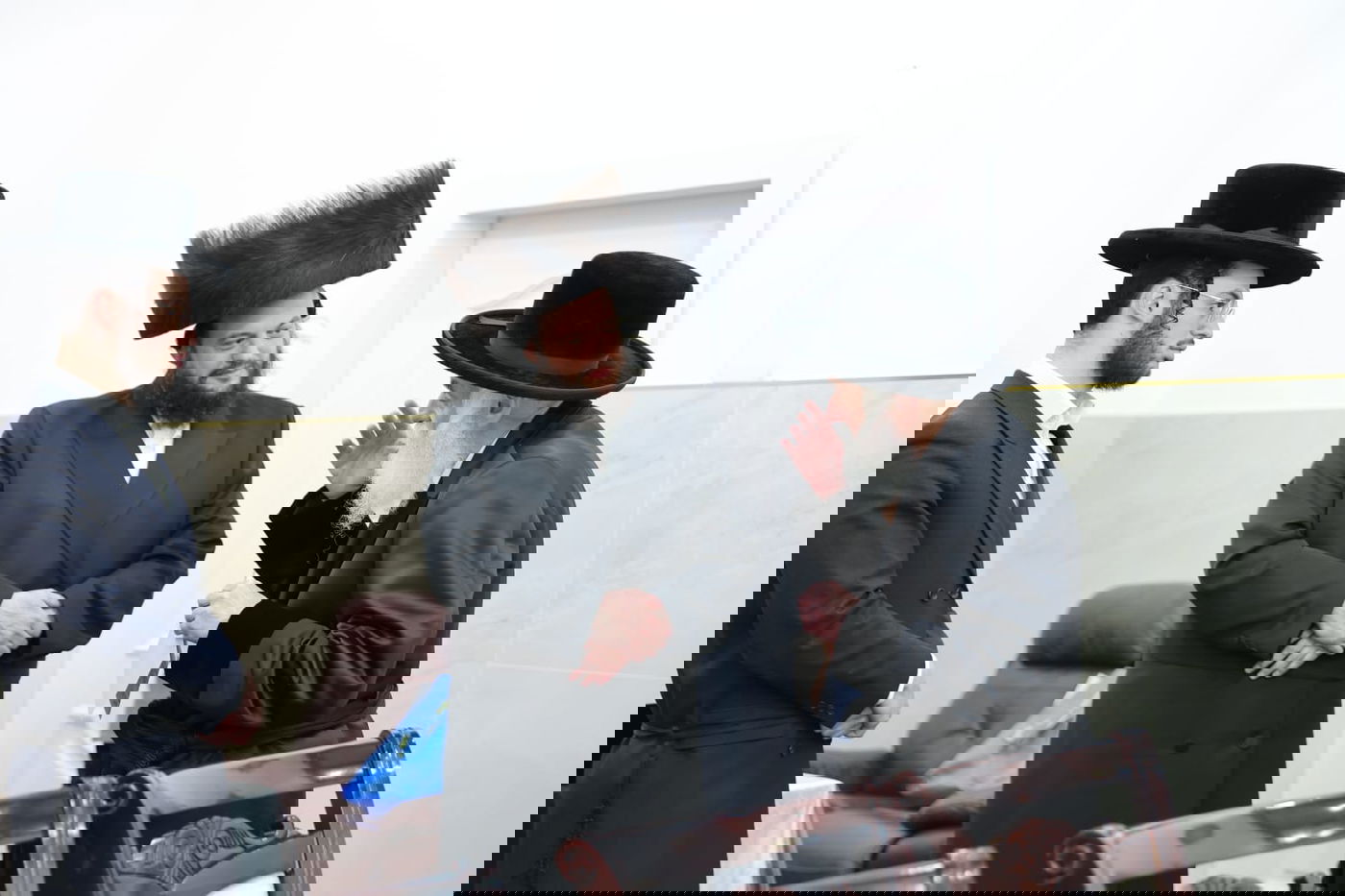 האדמו"ר מויזניץ בהנחת תפילין לבנו של ר' ישראל וייס