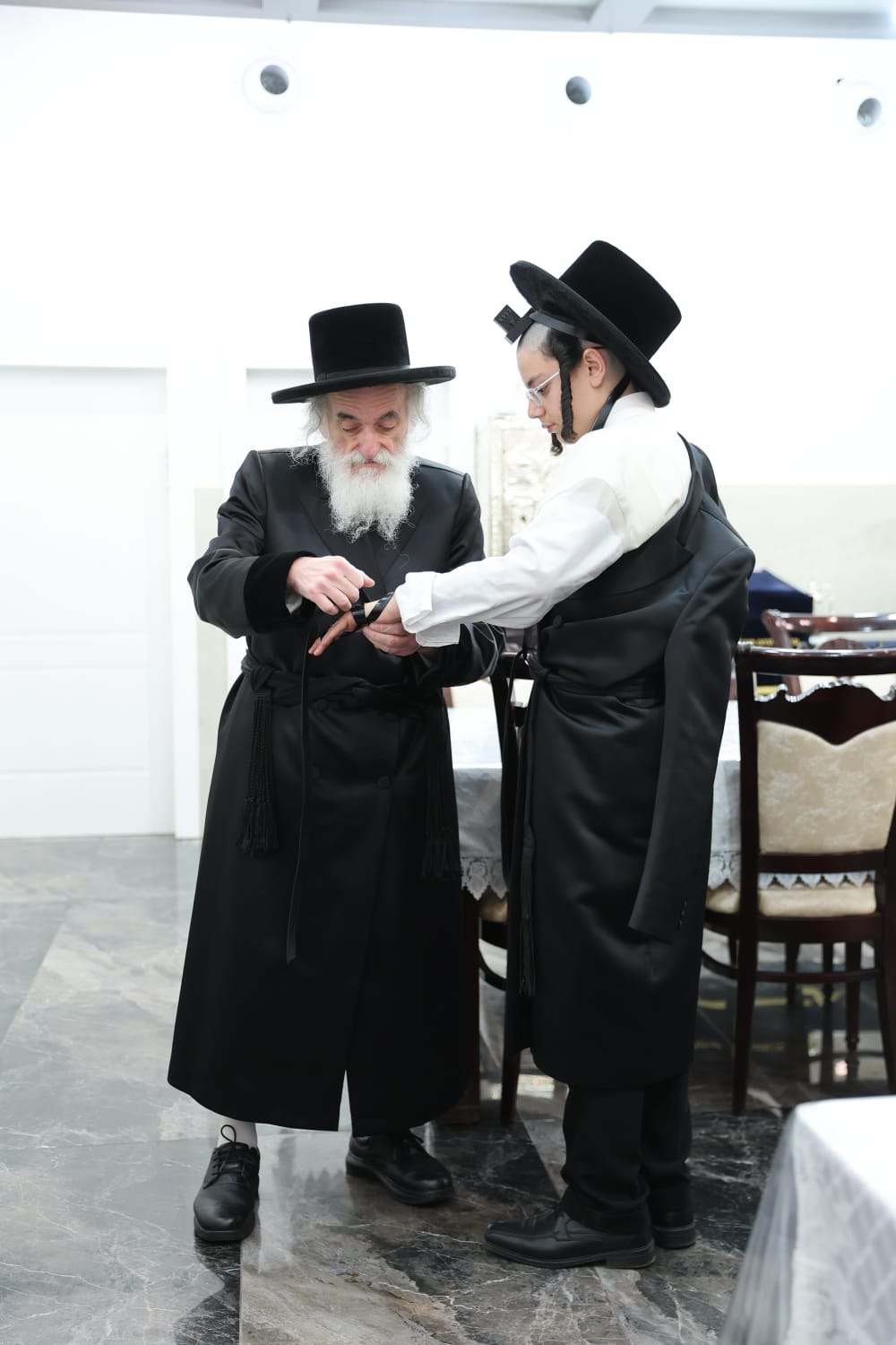 האדמו"ר מויזניץ בהנחת תפילין לבנו של ר' ישראל וייס