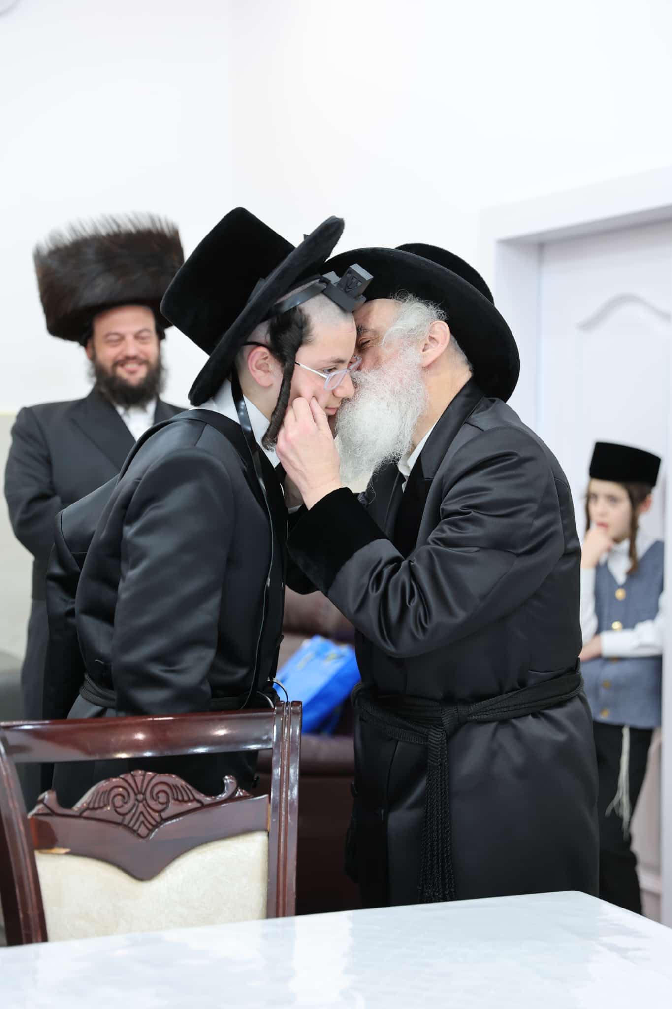 האדמו"ר מויזניץ בהנחת תפילין לבנו של ר' ישראל וייס