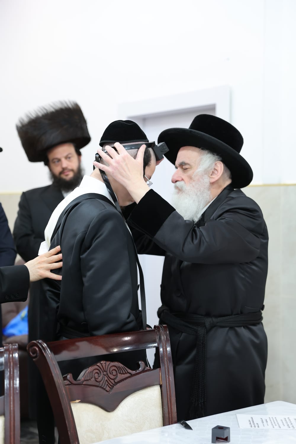 האדמו"ר מויזניץ בהנחת תפילין לבנו של ר' ישראל וייס