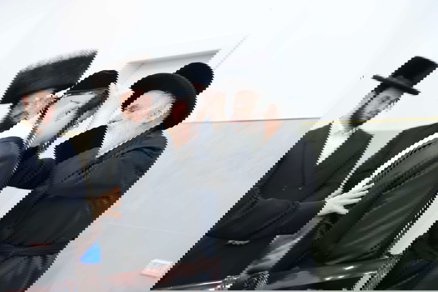 האדמו"ר מויזניץ בהנחת תפילין לבנו של ר' ישראל וייס