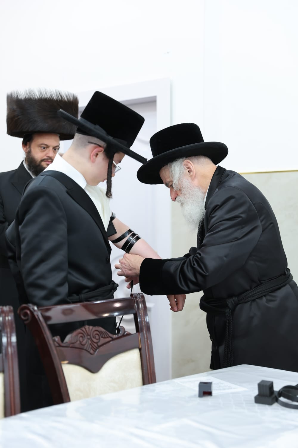 האדמו"ר מויזניץ בהנחת תפילין לבנו של ר' ישראל וייס