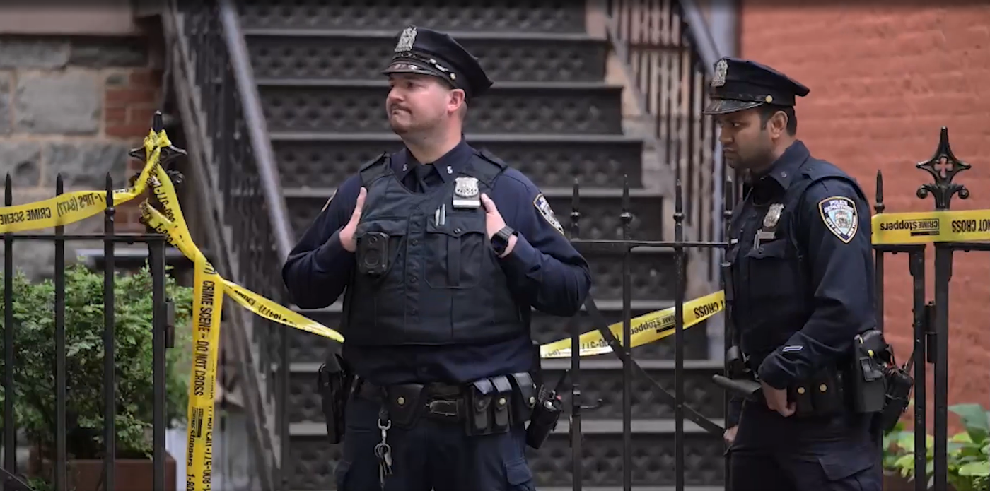 שוטרי ניו יורק מול בית הזוועות בניו יורק