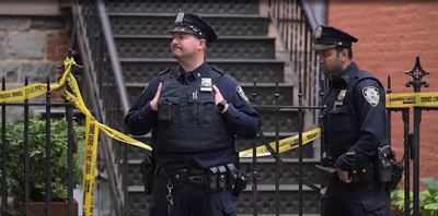 שוטרי ניו יורק מול בית הזוועות בניו יורק