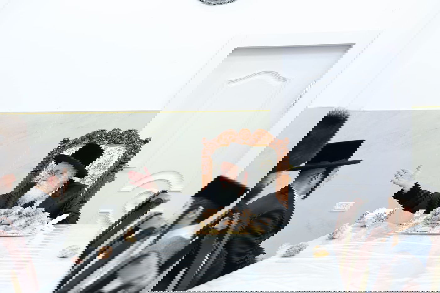 האדמו"ר מויזניץ בלחיים לאחר הנחת תפילין לבנו של ר' ישראל וייס