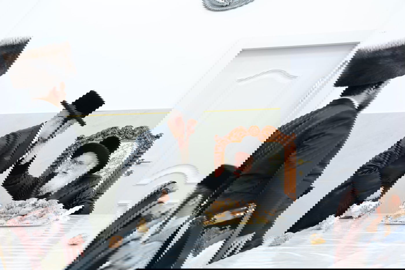 האדמו"ר מויזניץ בלחיים לאחר הנחת תפילין לבנו של ר' ישראל וייס