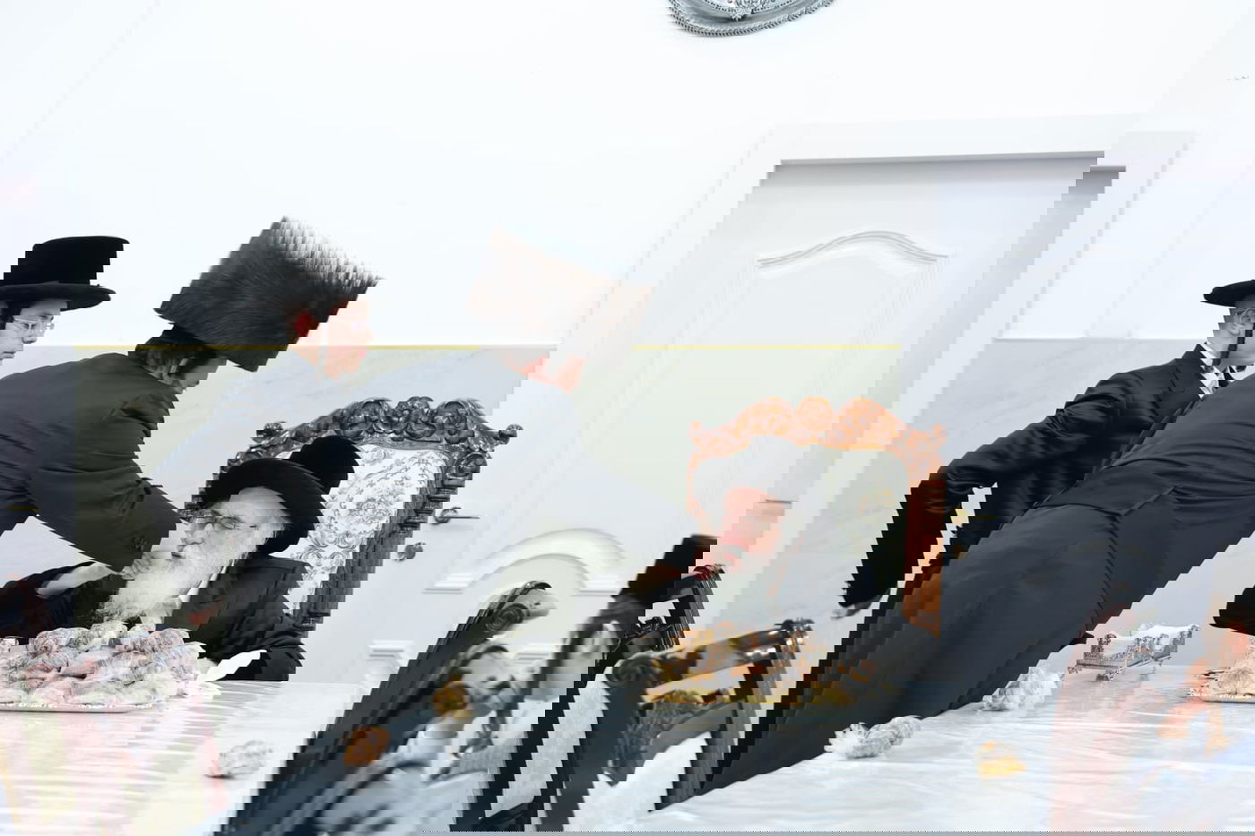 האדמו"ר מויזניץ בלחיים לאחר הנחת תפילין לבנו של ר' ישראל וייס