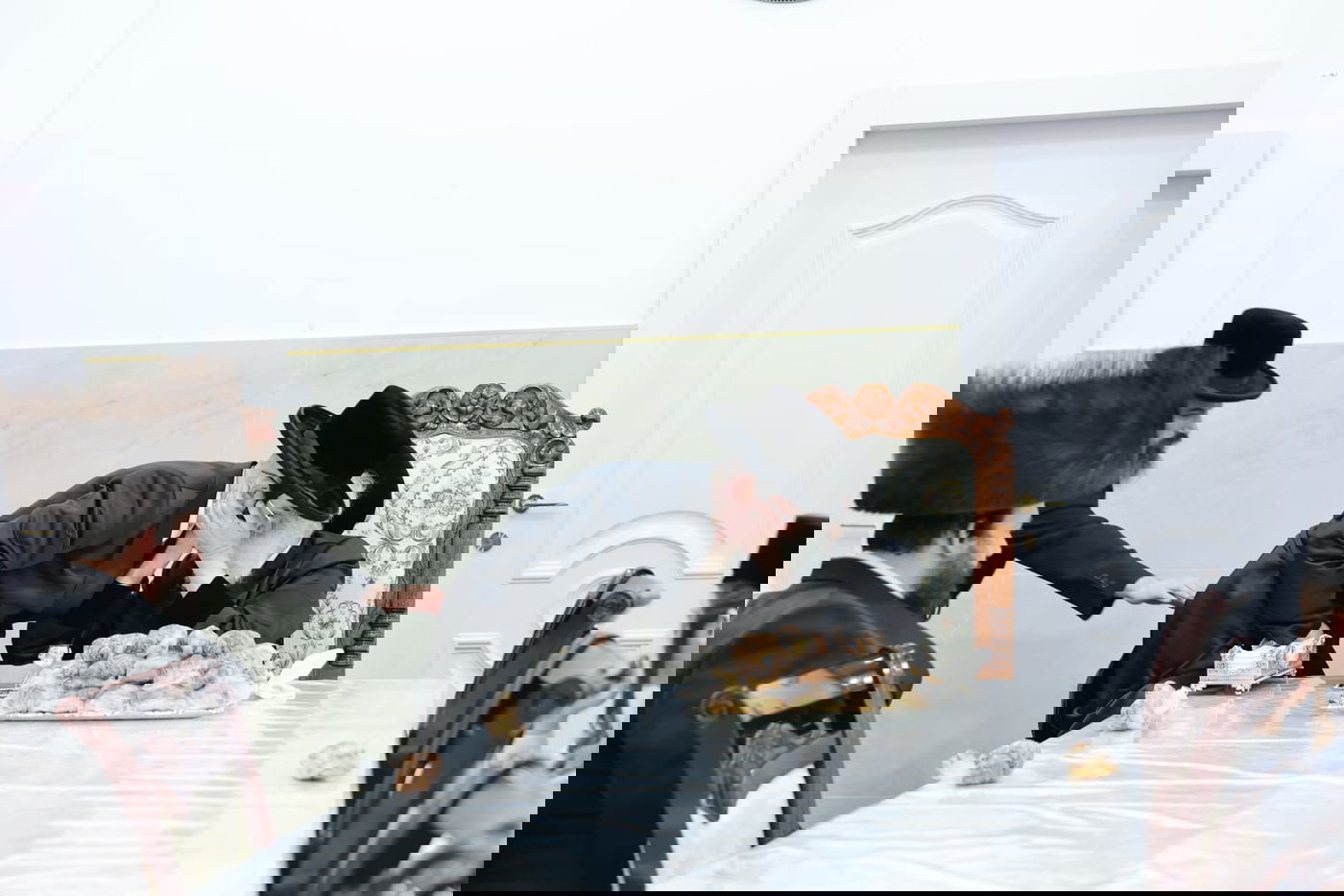 האדמו"ר מויזניץ בלחיים לאחר הנחת תפילין לבנו של ר' ישראל וייס