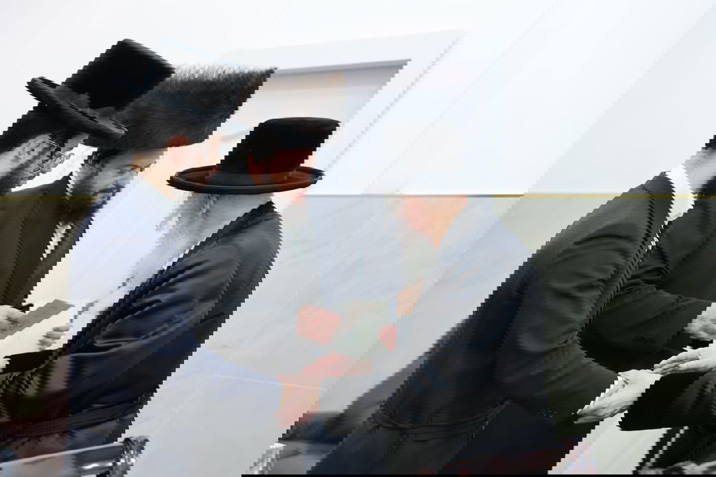 האדמו"ר מויזניץ בלחיים לאחר הנחת תפילין לבנו של ר' ישראל וייס