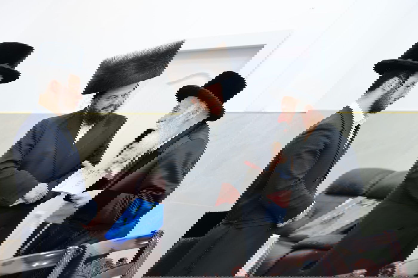 האדמו"ר מויזניץ בלחיים לאחר הנחת תפילין לבנו של ר' ישראל וייס