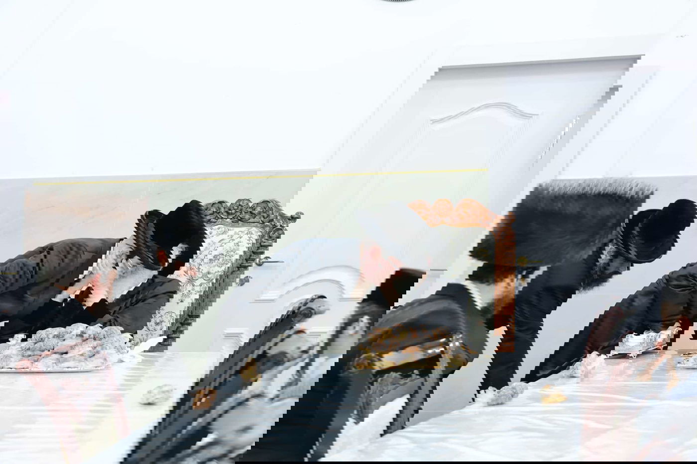 האדמו"ר מויזניץ בלחיים לאחר הנחת תפילין לבנו של ר' ישראל וייס