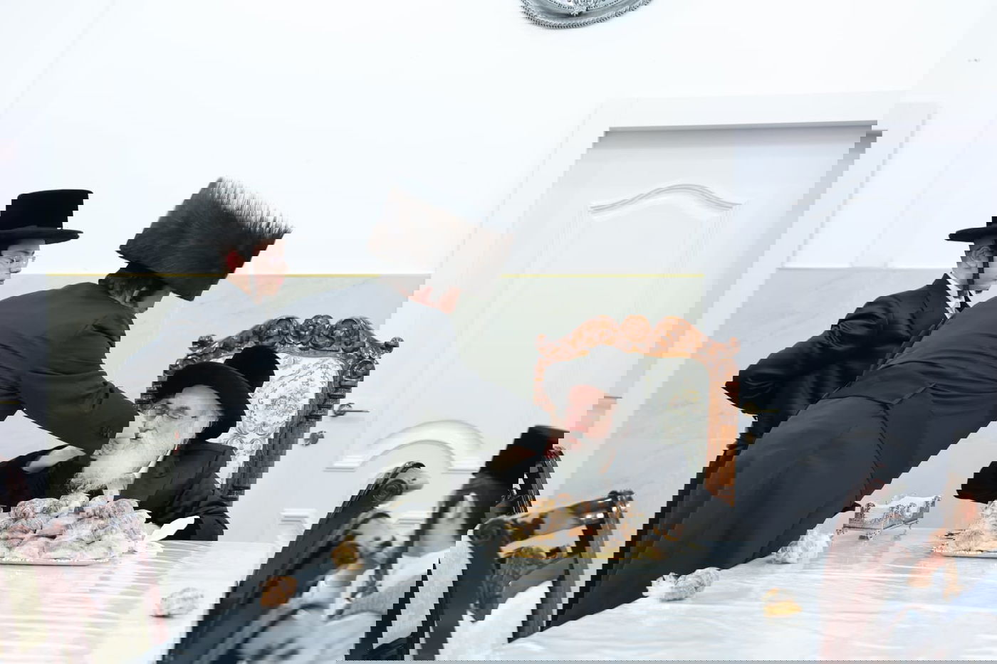 האדמו"ר מויזניץ בלחיים לאחר הנחת תפילין לבנו של ר' ישראל וייס