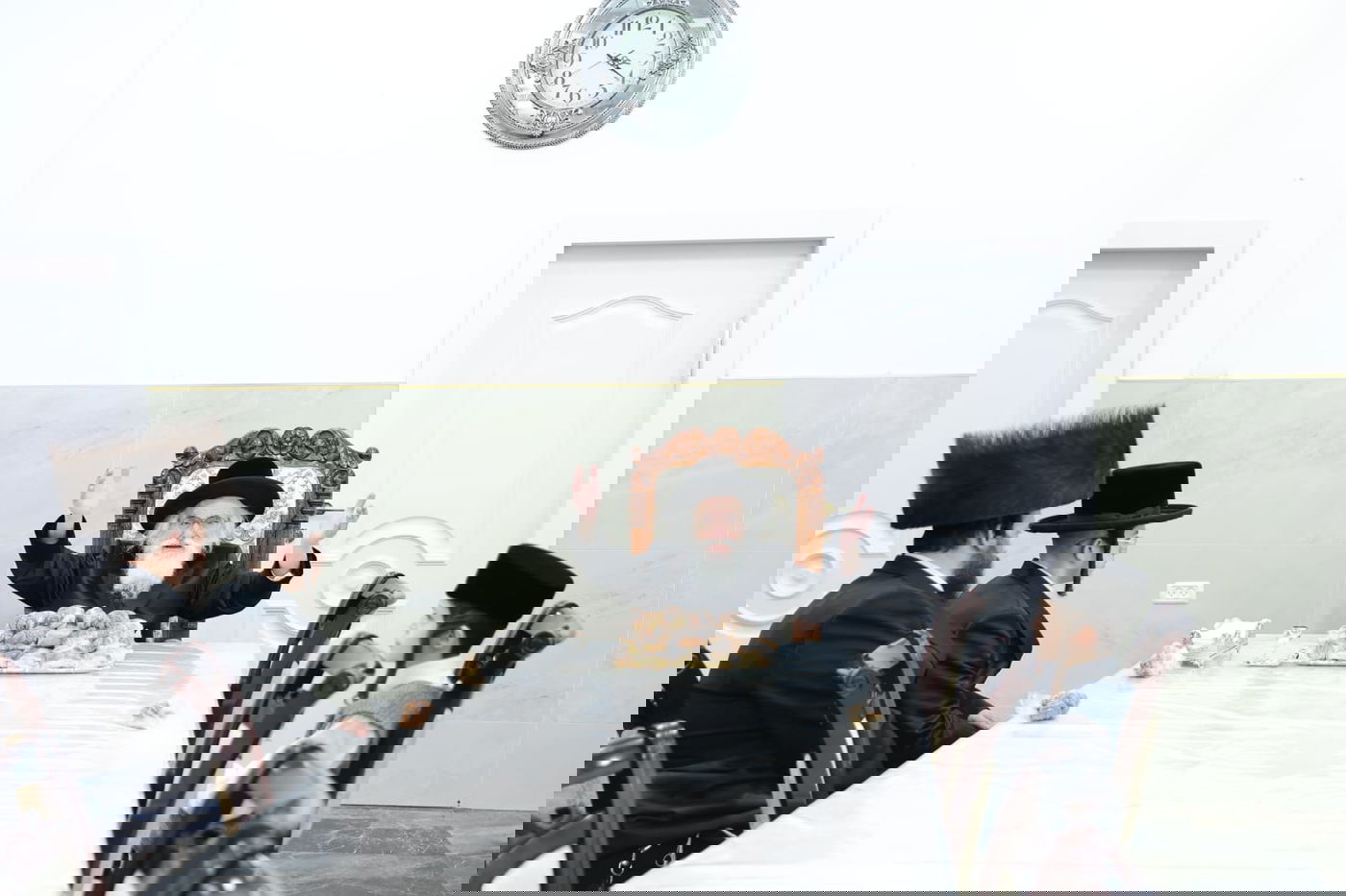 האדמו"ר מויזניץ בלחיים לאחר הנחת תפילין לבנו של ר' ישראל וייס