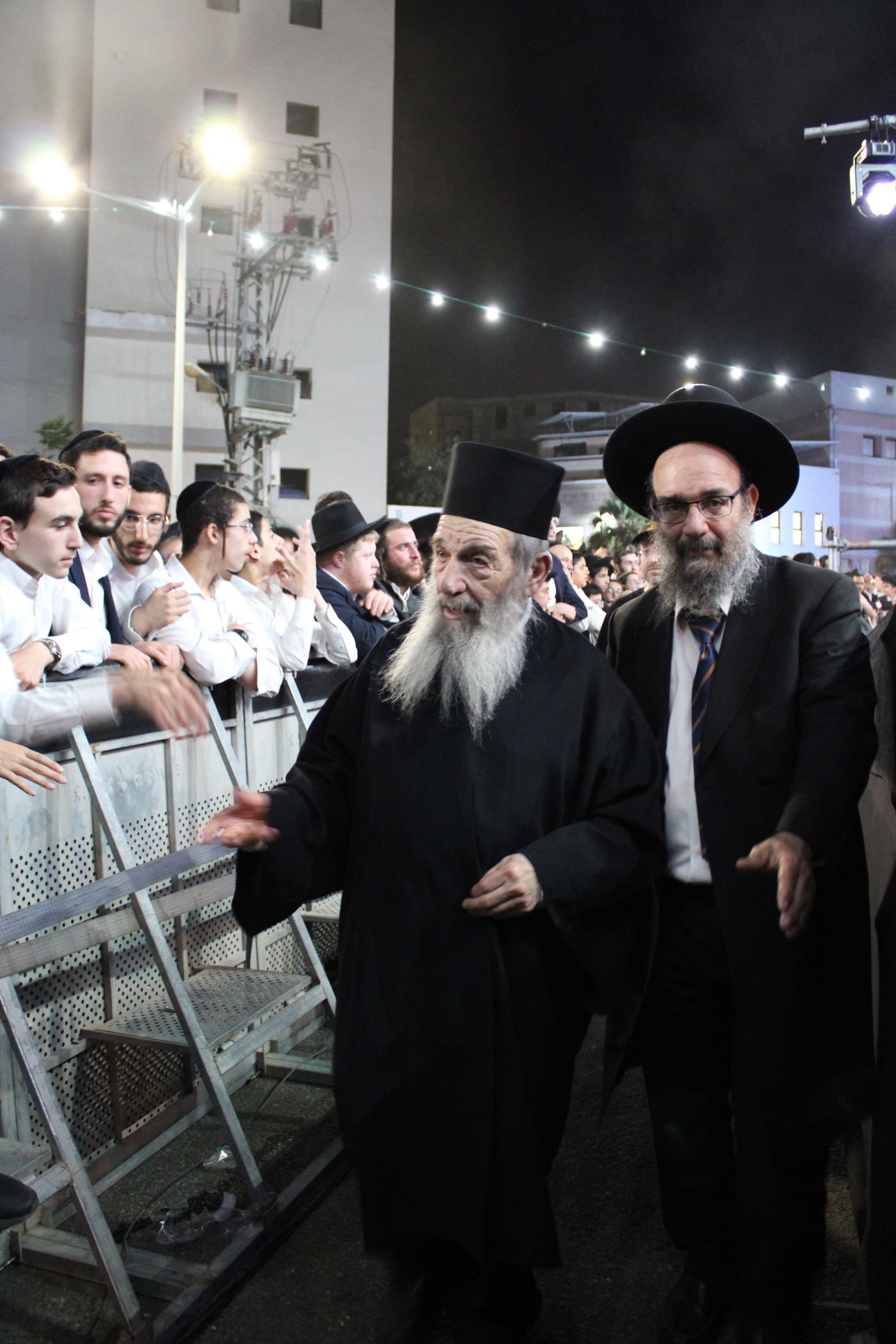 הראשל"צ הגר"י יוסף בהדלקה ב'הליכות משה'